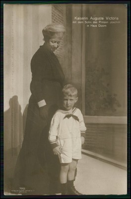 Empress Auguste Victoria with the son of Prince Joachim in the house Doorn Holland