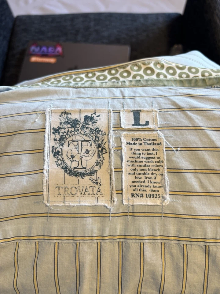 RARO ARCHIVO TROVATA — 2005 “Iron John FitzGilbert” Story Patch Shirt (Talla L) Foto 3 de 4