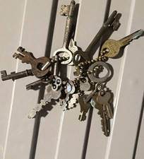 Vintage Mixed Lot of Metal Skeleton Keys with...