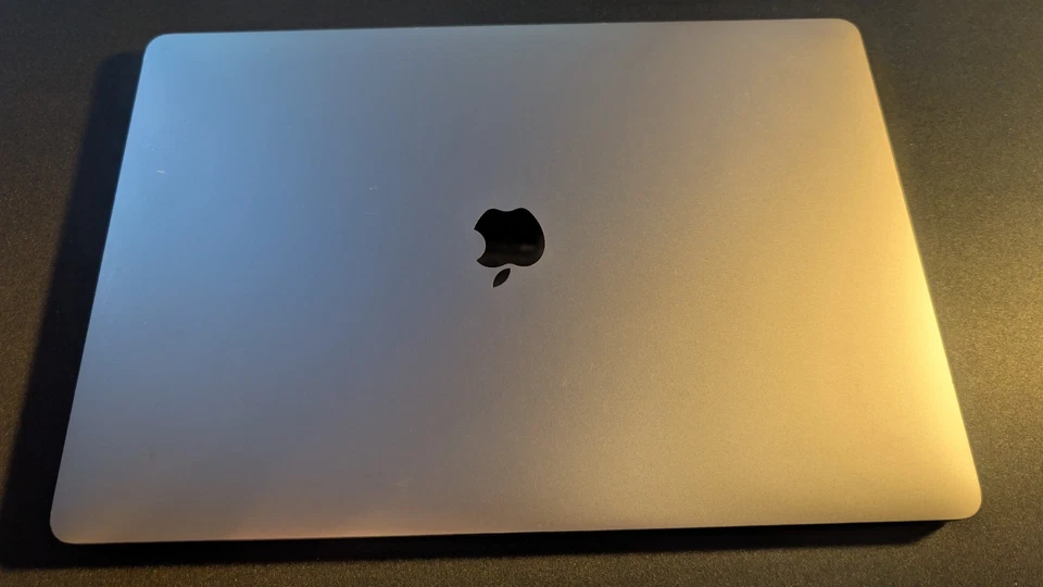 Apple MacBook Pro 16 Zoll, 2019 / 2,6 GHz, 32 GB in Space-Grau - Bild 4 von 4