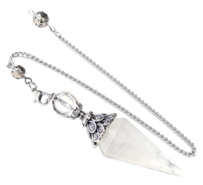Pendule cristal de roche voyance pour alignement des chakras et rituels de méditation