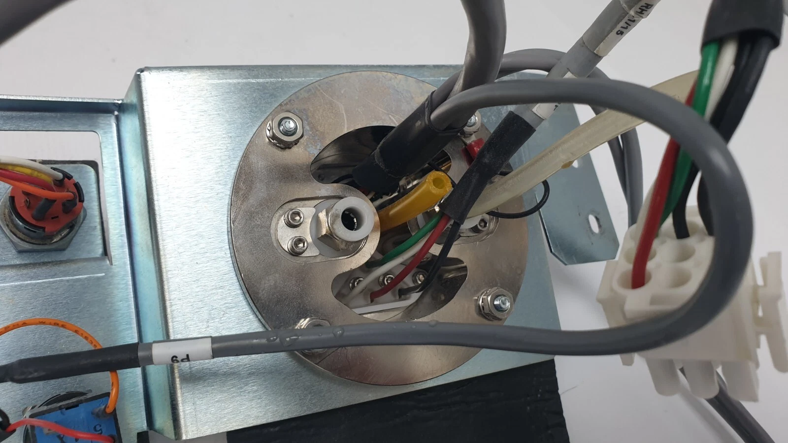 Back of the fast-connector receptacle with fluid fittings and cables