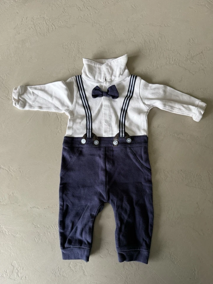 Baby Strampler Junge mit Fliege Gr. 62