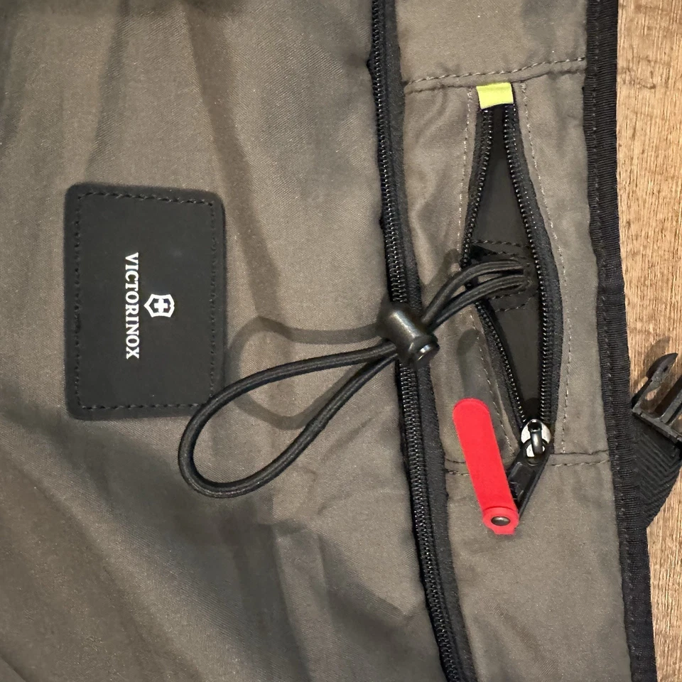 Victorinox Swiss Army Convertible Black Hybrid Duffle Garment Suit Bag MSRP $200 - Image 4 of 4