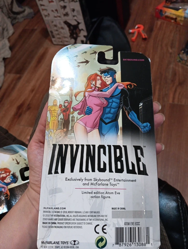 Figura de acción invencible McFarlane Toys Skybound Atom Eve versión sangrienta ¡Nueva! Foto 2 de 2