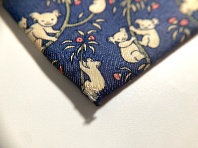 Cravate HERMÈS Vintage – Motif Koala Accroché à Un Arbre, Soie 100%, Bleu, Fabriqué En France