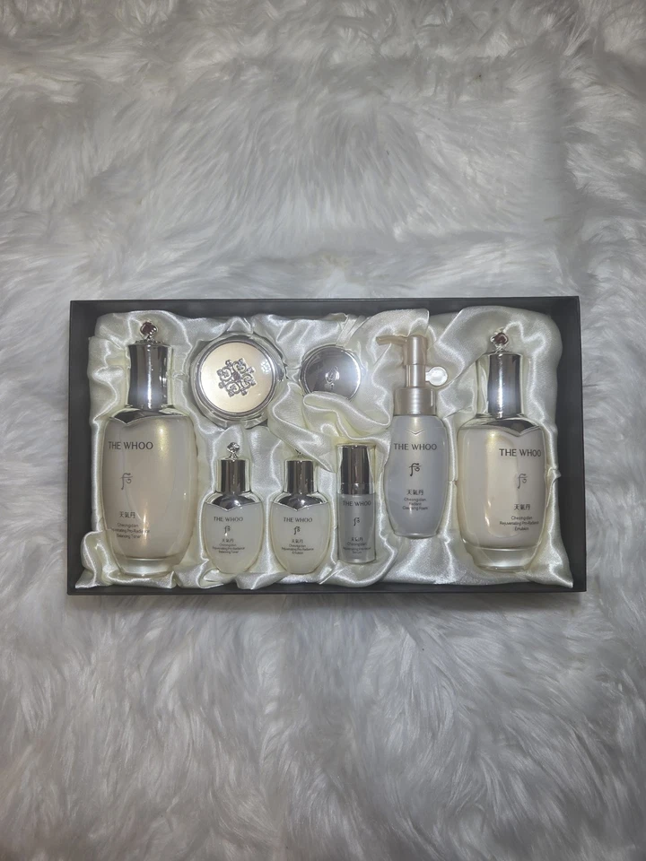 The History of Whoo Cheongidan Rejuvenating Pro-Radiance Special Gift Set 8 Pcs - Image 3 of 4