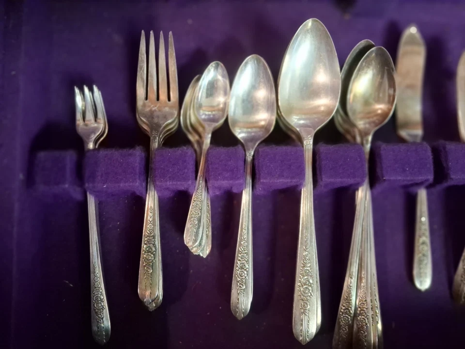 Antigo Conjunto de Talheres Nobility Royal Rose Silverware em Caixa de Madeira COMO ESTÁ -Foi Armazenado - Imagem 4 de 4