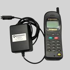 Qualcomm QCP-2700 Dual Band Cell Phone w/ Charger Powers On Needs New Battery