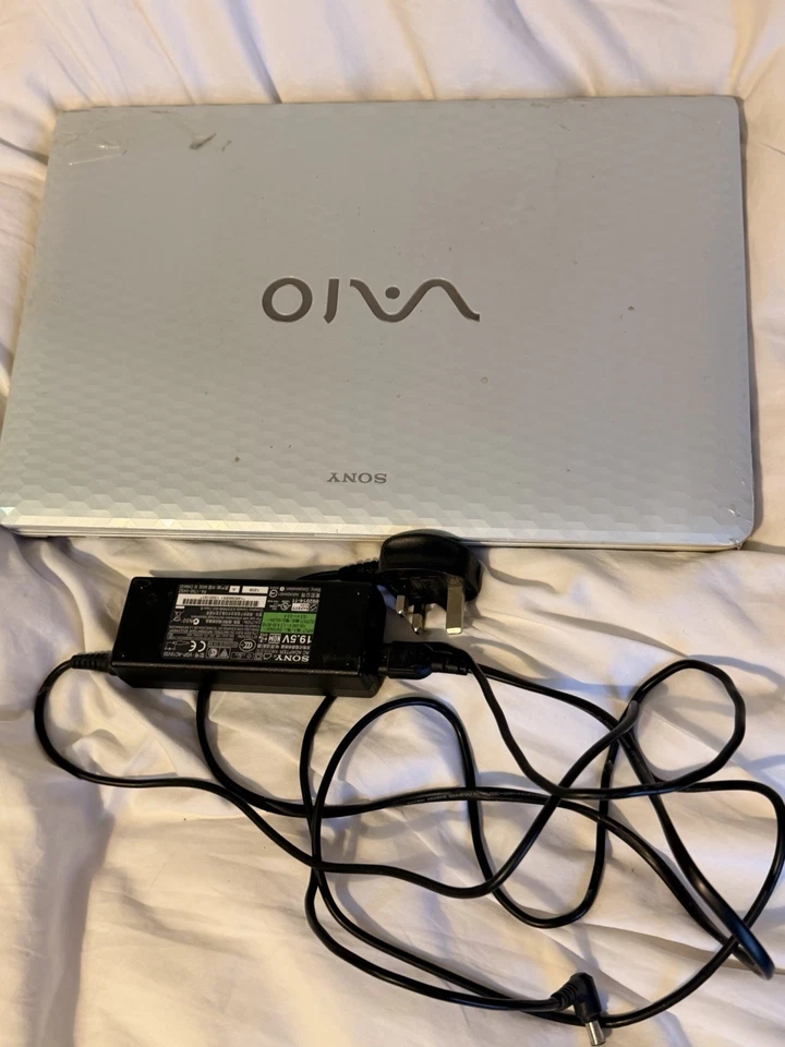 Sony Vaio Laptop - MODEL PCG-71911M - White - Starts Up But Password Unknown - Image 2 of 4