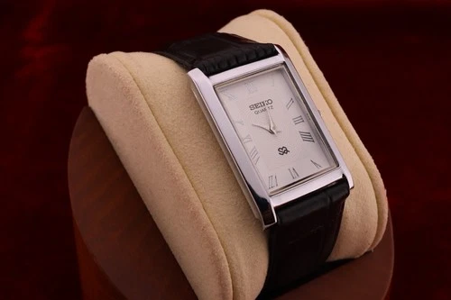 ⌚✨ Vintage Seiko Slim Quartz Gentlemen's White Dial ,Black Dress Watch