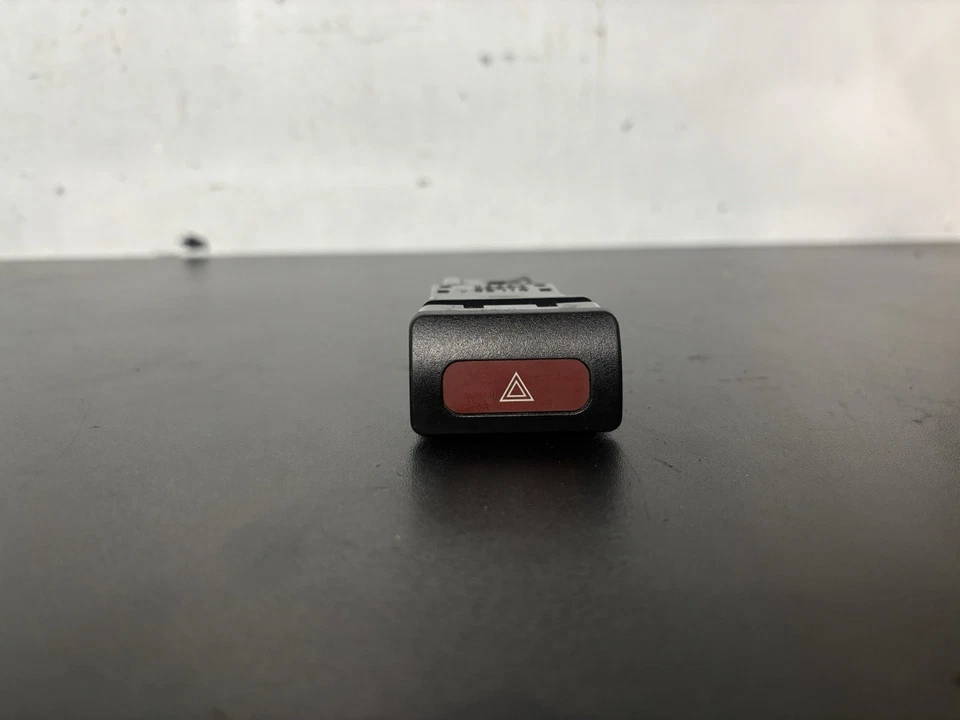 1998 - 2000 年日产 Frontier 紧急危险开关按钮控制 — 第 2/4 张图片