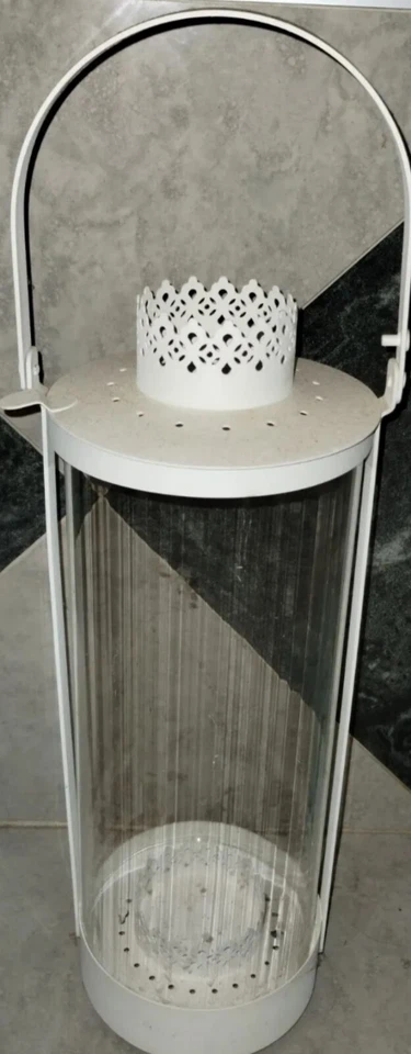 Par de linternas Provenza redondas blancas de Loungeworks con 2 enormes velas nuevas de 1 pie Foto 3 de 4