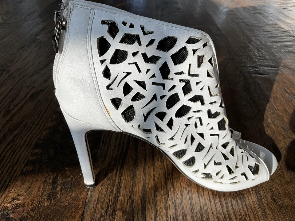 Botines de salón Vince Camuto Kalista de cuero blanco recortado punta abierta para mujer EE. UU. 7,5 Foto 3 de 4