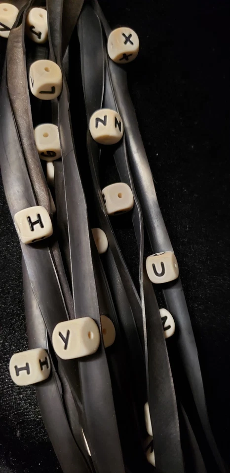 Colar de borracha alfabeto JBTB ORIGINAL contemporâneo exclusivo único - Imagem 2 de 3