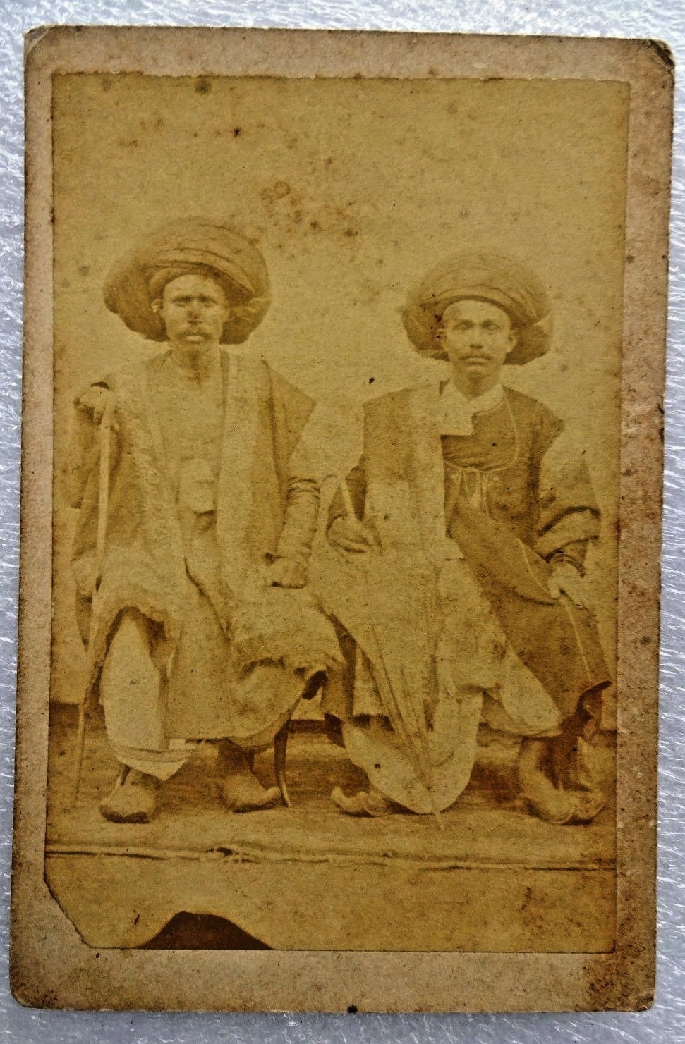 Vintage Studio Schrank Foto Karte Indianer Zwei Mann Turban Angarkha Kleid Rare