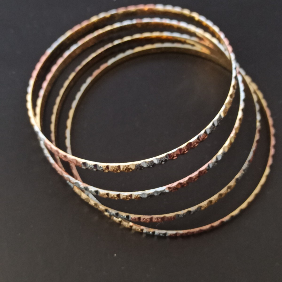 【 CTHY 】　LAYERD DELTA BANGLE　まとめ Bangle Lot Tricolor Gold Tone 4 Bracelets Stackable Textured