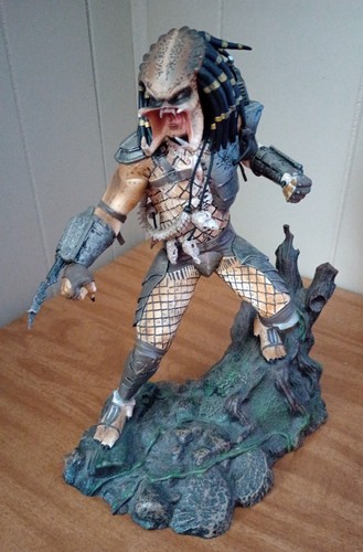 Predator Franchise Figure on Rock Scenic Base - Sci-Fi & Horror Collectible