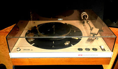 Philips  GA- 212  Turntable. One Owner. Very Good Condition.