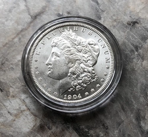1904-O MORGAN SILVER DOLLAR IN BU CONDITION.