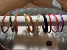 HUGE LOT OF 10 THIN PLASTIC BANGLE BRACELETS MATCHING SET COMPLEMENTARY COLORS