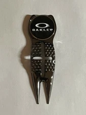 Crosshairs Divot Tool & Oakley Ellipse 1" Coin Style Golf Marker - A Beauty!
