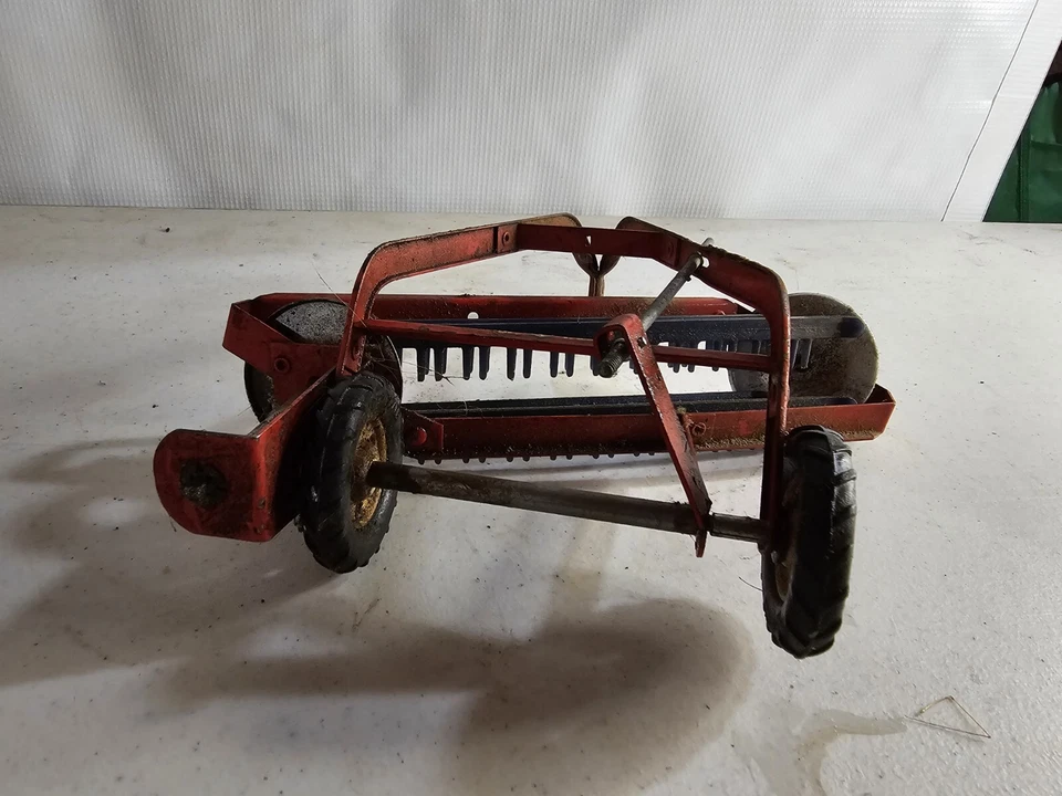 Rastrillo de heno rojo Toy Ertl International 1/16 implemento de granja Foto 4 de 4