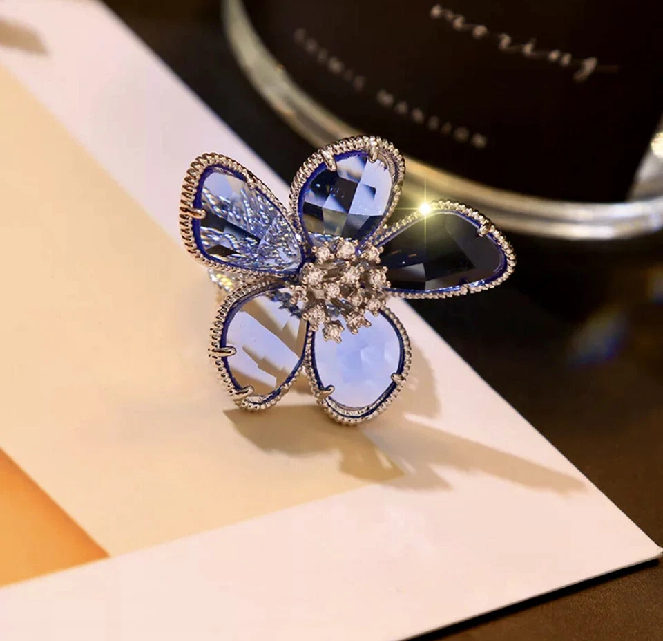 Anillo enchapado en oro blanco de 18k flor grande azul hecho con estilo de diseñador Swarovski talla 6 Foto 4 de 4