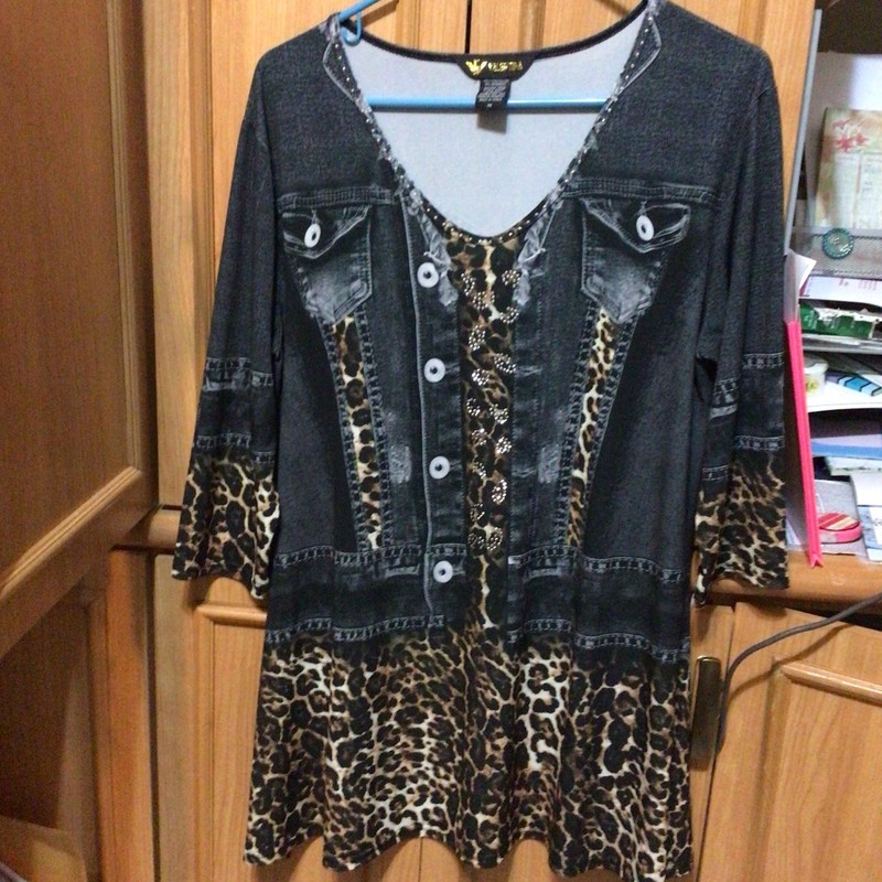 Valencia v neck, 3/4 Sleeve Size M animal print w/ denim look + Bling EUC A6