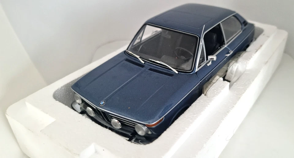 Coche modelo diecast BMW 2000 TII Touring 1971 azul escala 1/18 MINICHAMPS 100021010 Foto 2 de 4
