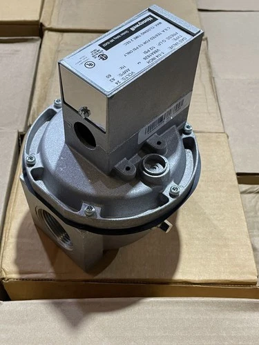 Honeywell V88A-1683-3 Diaphragm Gas Valve 24V, .62AMP, 1 1/4" NPT 1PSI New/Open