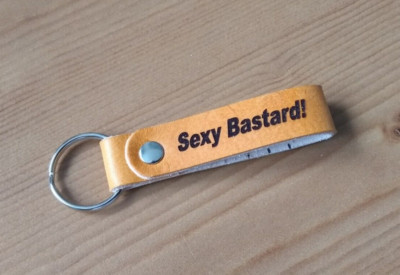 Sexy Bastard Motorrad handgefertigt Lasergravur Leder Schlüsselanhänger Gürtelaufhänger