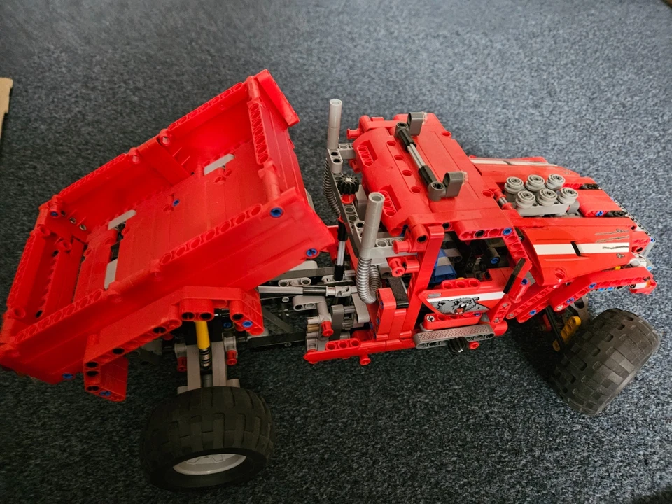 LEGO Technic 42029 Customized Pick up Truck, photo 2 of 5