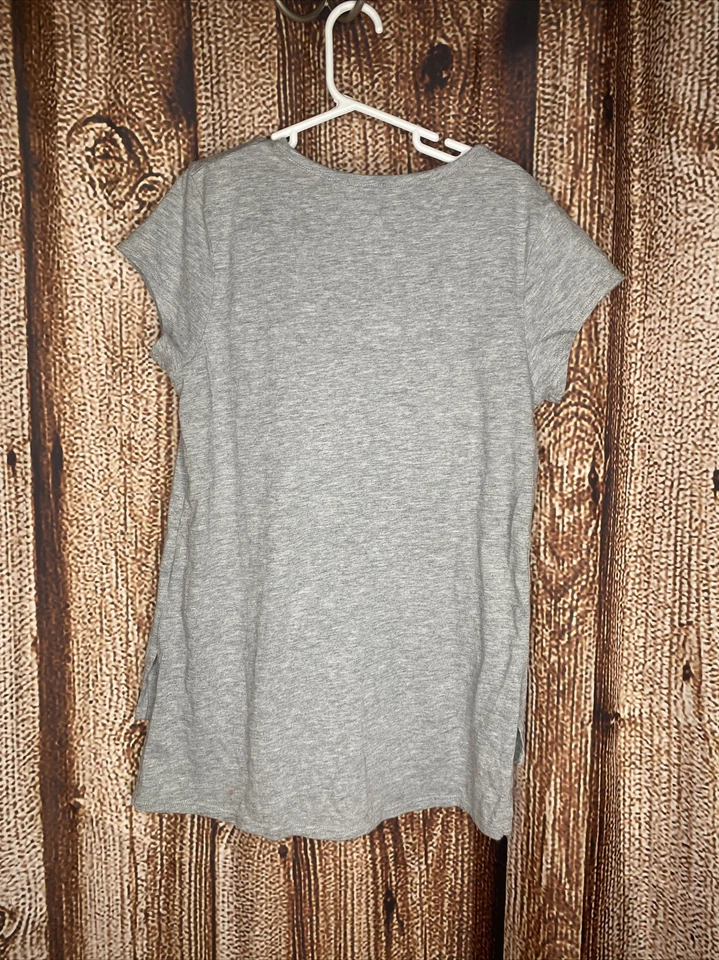 Camiseta deportiva Adidas para niñas alta baja Dri Fit talla grande 14 gris usada en excelente estado Foto 3 de 3