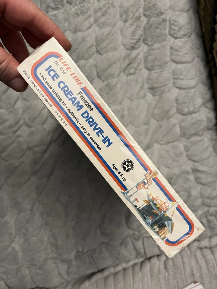 Life-Like Freezee Drive-In Ice Cream Shop HO Scale Model 1359 Vintage New Sealed - Image 3 of 4