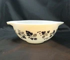 Pyrex 443 Black White Gooseberry 2 1/2 QT quart Cinderella Mixing Bowl