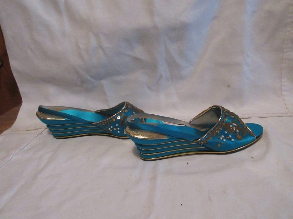 De colección. Zapatillas de dormitorio con cuña trasera satinada turquesa con cuentas, perlas y lentejuelas Foto 3 de 4