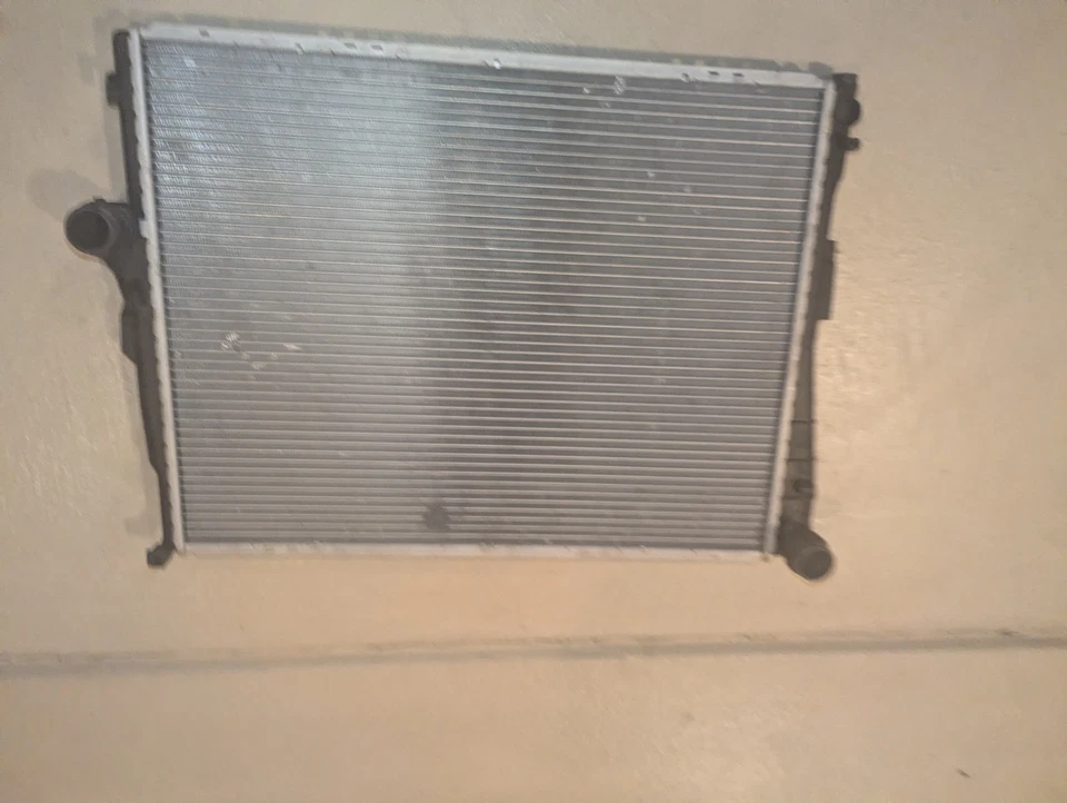 BMW 318i 335is 1999-05 radiador Mahle Behr OEM 99000053 376792261 Foto 2 de 4