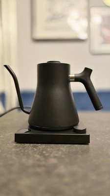 Fellow Stagg EKG Elektrischer Schwanenhals Pour-Over Wasserkocher in Schwarz