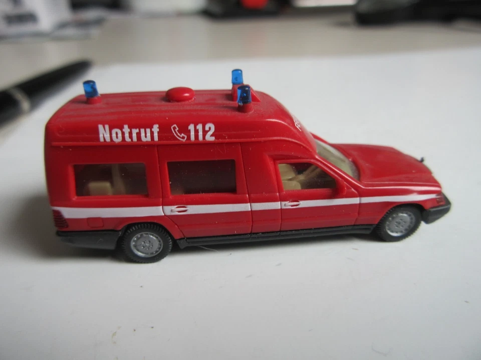 Wiking 1:87 Mercedes Binz 2001 Pompieri Ambulanza !!! - Immagine 4 di 4
