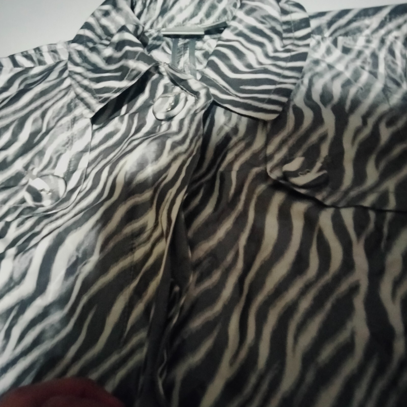 Chico's Gray white pattern button up polyester co… - image 5