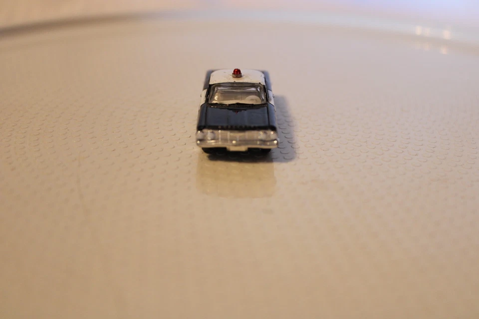 HO Scale CMW Mini Metals, 1950s 2 Door Chevrolet Police Car, Black & White - Image 2 of 4