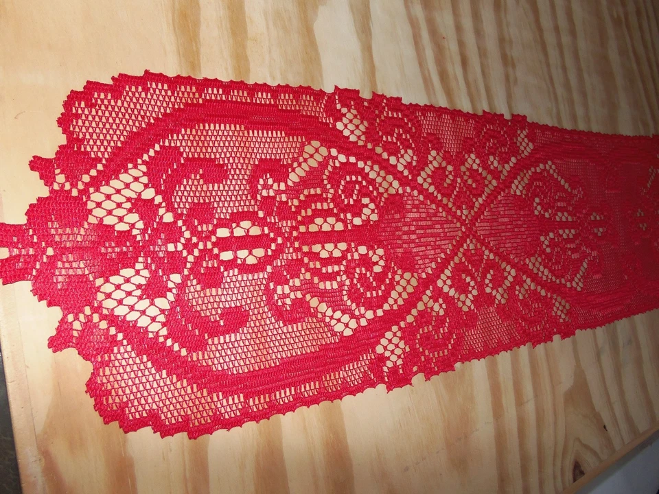 "Corredor de mesa de encaje diseño de pergamino y medallón rojo 49"" x 9""" Foto 4 de 4