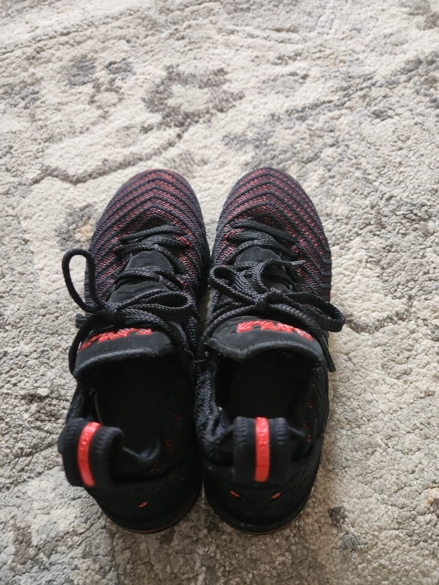 Preços baixos em Nike Lebron 16 Black Black-University Red
