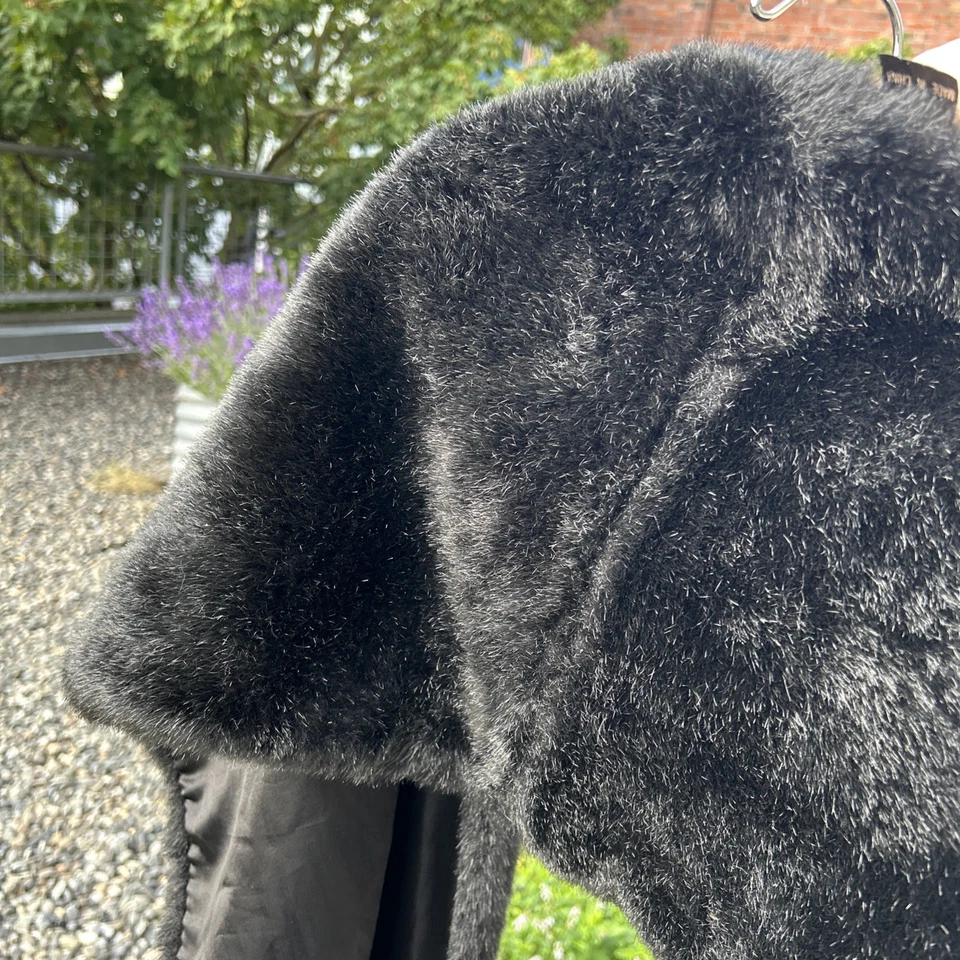 Bufanda envolvente de chal Cejón negra forrada de piel sintética 63"x14" poli negra vibraciones vintage usada en excelente estado Foto 3 de 4