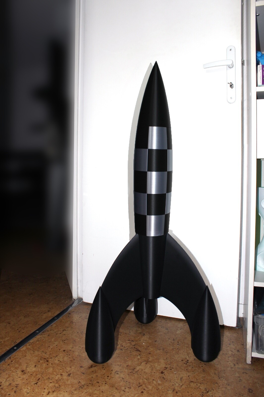 Fusée d'inspiration Tintin de 100 cm argentée pour sublimer votre salon