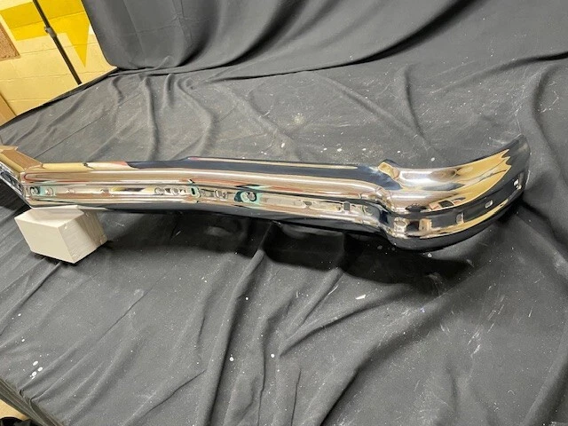 1973 Pontiac Grand Prix para-choque dianteiro com furos para STRIP-OEM REPLICADO - Imagem 2 de 4