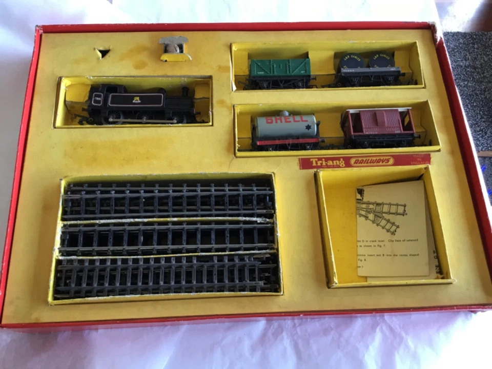 Rare Tri-ang R3E Train Set in original box. From 1958. R52 Jinty Locomotive. - image 3 of 4
