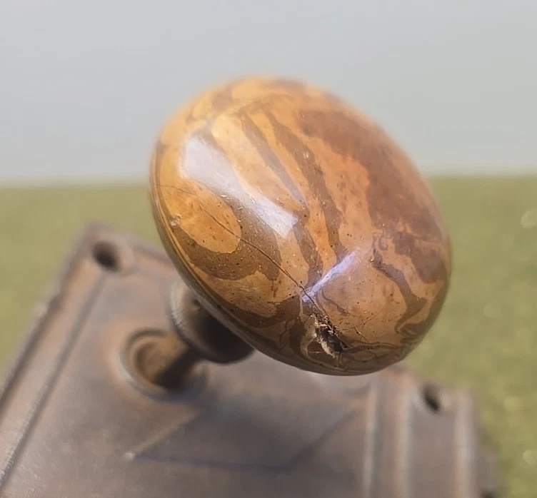 Antiguo juego de perillas de puerta con cerradura de mortaja de colección porcelana marrón tigre remolino mármol años 1800 Foto 4 de 4