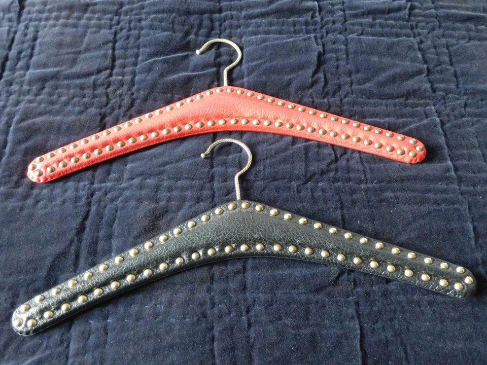 2 Stück alte original deutsche Nieten Kleiderbügel für Garderobe, ROT + SCHWARZ - Bild 1 von 4